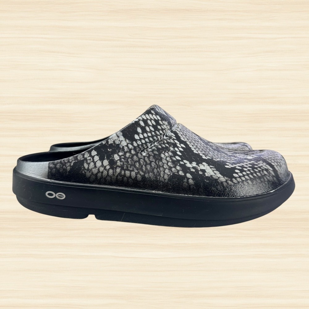 OOFOS OOCloog Luxe Snakeskin Recovery Clogs Grey Black Comfort Slip On W11 M9